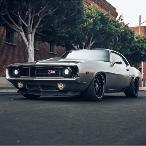 Absolutely stunning ‘69 @chevroletperformance Camaro Z/28 ! This thing’s owned by @atomc