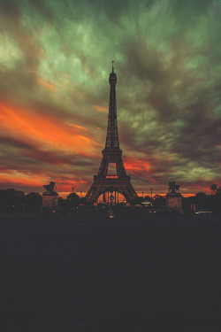 visualechoess:Burning skies in Paris  by: Alain