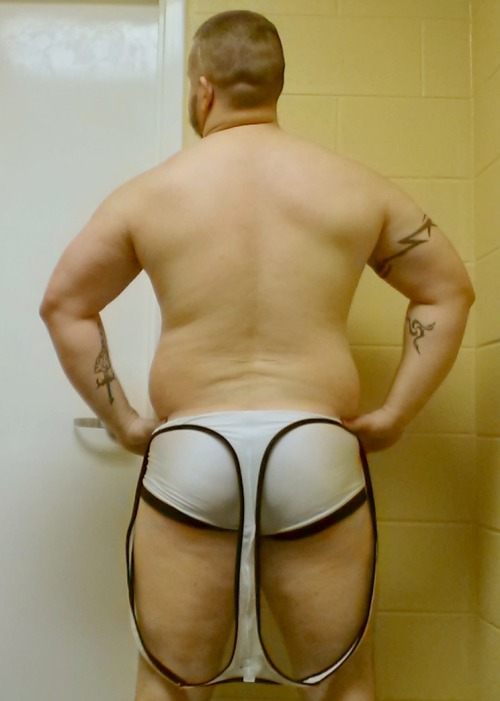 thetankdozer:  ryanhants:  foxbear:  *Disrobing, Part III* In the same vein (vain? *lolz*) as some of the previous singlet pics, I decided to do a 3-part photo series this evening, depicting the post-lifting disrobing process.  It actually ended up being