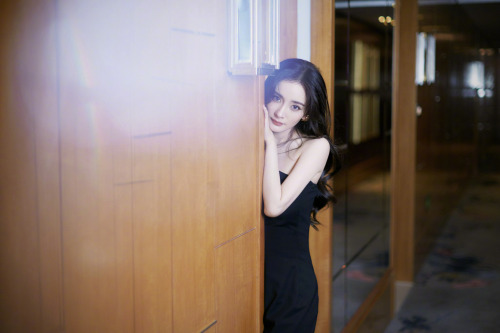 Chinese actress Yang Mi in black pantyhose.杨幂