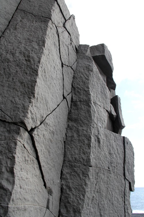 earlandladygray: The awesome basalt rock formations of Reynisfjara Beach, this time mostly in black 