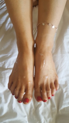jeengaa:  myprettywifesfeet:  My pretty wife loves to get her feet glazed.please comment   👣🍆💦❤👣🍆💦❤
