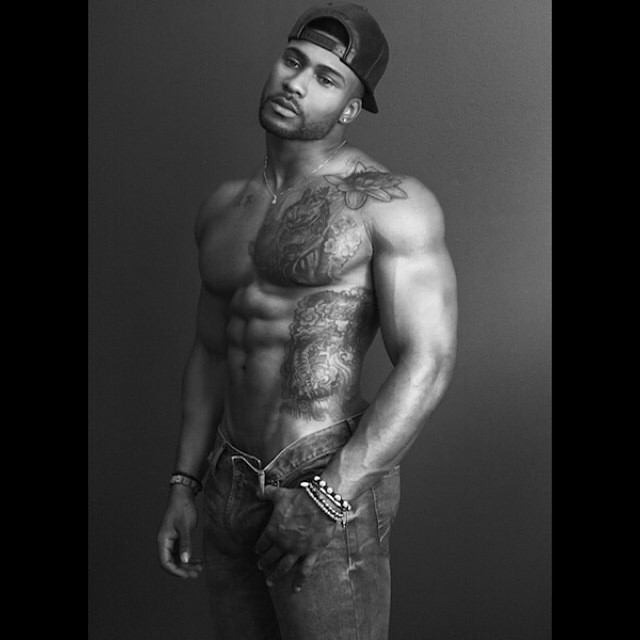 allongst:  phreakquency:  thickchocolatecity:  So Sexy! 