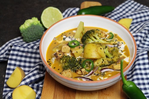 Kartoffel-Kokosnuss-Curry mit Tofu und Brokkoli... | iHERZfood