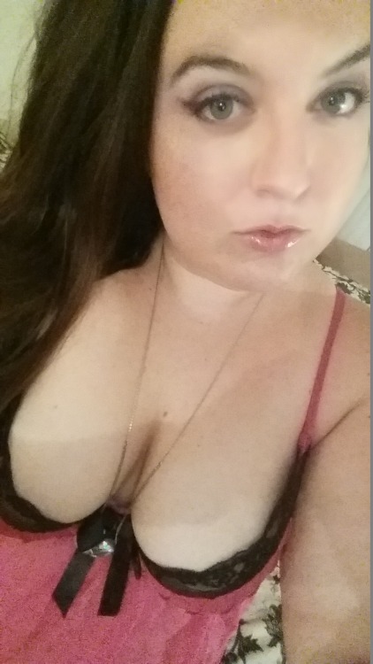 thickmizztress:  Day off, lounging around  Beautiful eyes