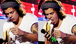 signstyles:  wwa tour: harry styles + banana 