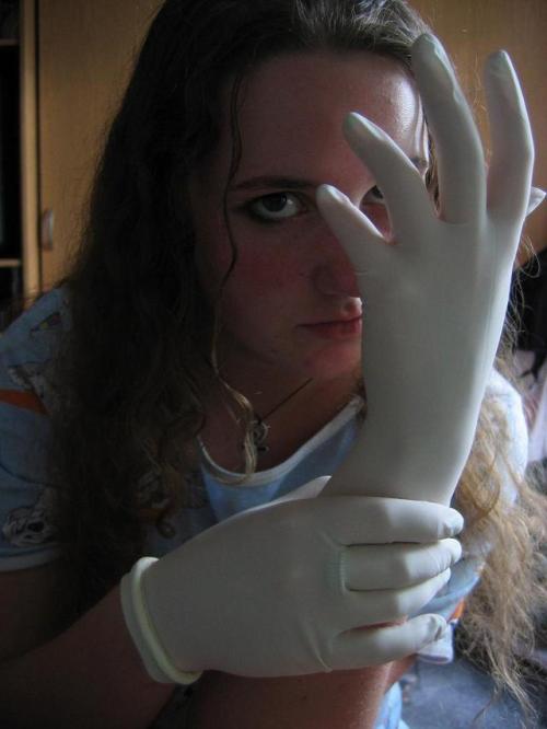 glovedish: latexglovesfetish:  Woman putting on Latex gloves.  I think I know this girl… 