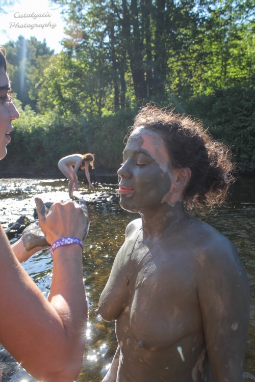 phoenixfloe:  Painting my magnificent Momma with beautiful gray clay on a river adventure during the festival we went to together this past weekend! Such fun :D (you can spot a madshaman lurking in the background :P) 
