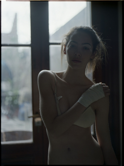 poseplease:   	Untitled by martin pisotti    