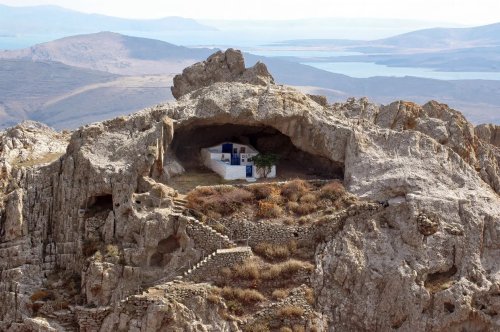 jeroenapers:De dakloze kerk van Panagia Kakaviotissa, op het Griekse eiland Lemnos.