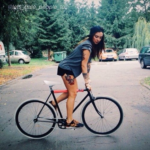 fixiegirls: by @lets_hate_people_together “#fixation #fixfixfix #fixiegirl #fixienation #girlswithta