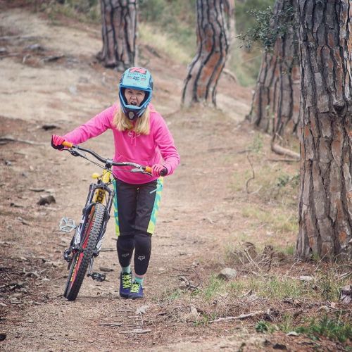 dfitzger:  by @magda.szczekutek: ROAR!  #foxwomens #mtbgirl #ridelikeagirl #rideyourway #foxheadpols