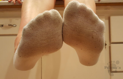 felonysfeet:impromptu kitchen fun!Würde gerne mal an Ihren Socken riechen und mich dabei wichsen!