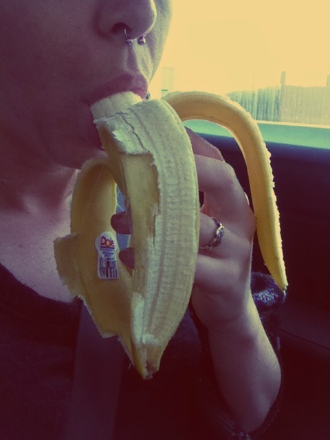 thatsexgirl:  Mmmmmmm banana…..  Ah, so many dirty implications!  Have I ever
