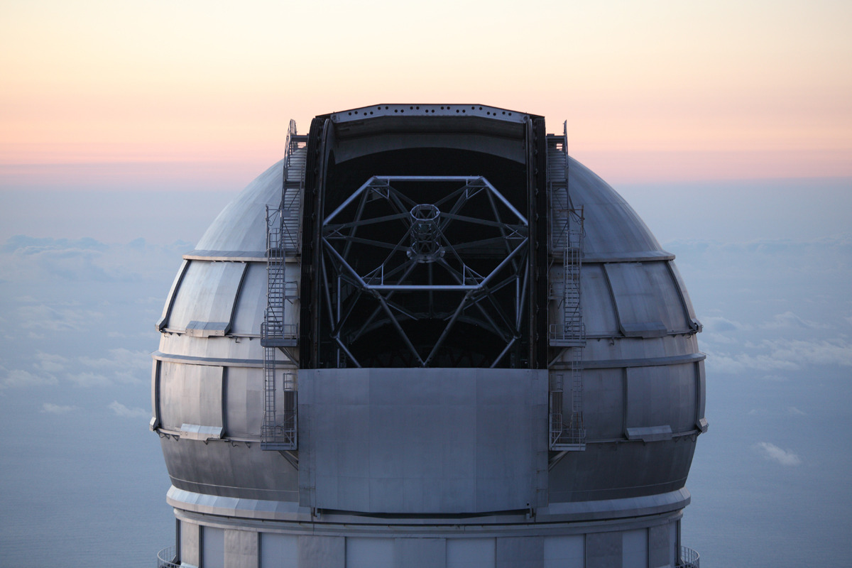 Gran Telescopio Canarias (GTC), Observatorio del Roque de los Muchachos, La Palma. O GranTeCan é um dos maiores telescópios do mundo, tem um espelho segmentado com 10,4 metros de diâmetro que pesa 470 kg. A montagem tipo altazimutal tem 20 metros de...