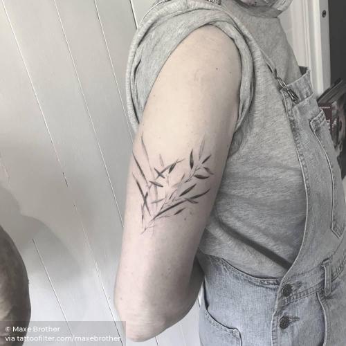 By Maxe Brother, done in Sydney. http://ttoo.co/p/31365 dotwork;facebook;leaf;maxebrother;nature;small;twitter;upper arm