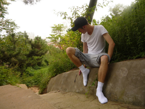 johndanger1996: tfootielover:  he looks cute and them sox re so white i want his feet ;))))  Party  