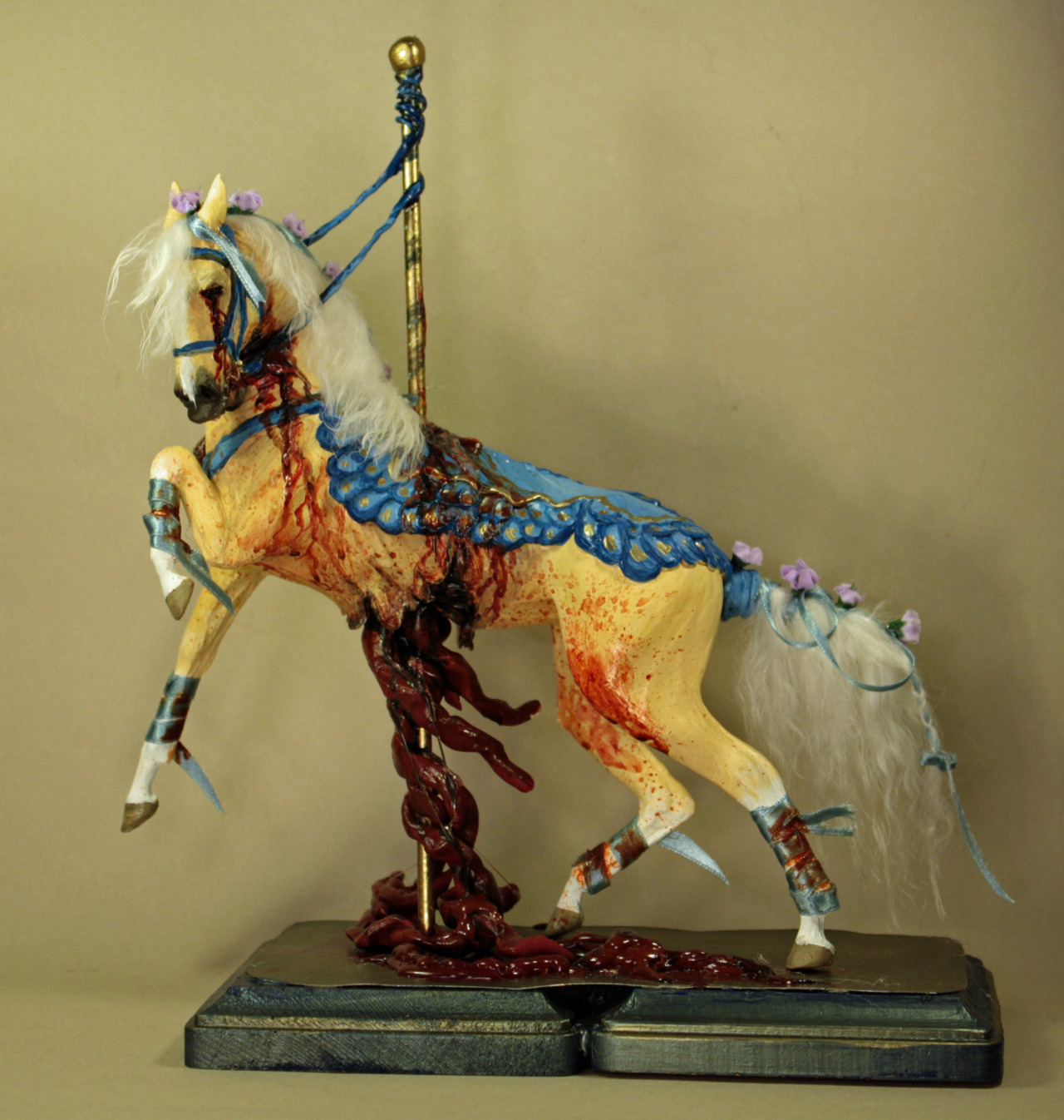 quequinoxart:  “Carnival” polymer clay sculpture by Quequinox Art I’ve been