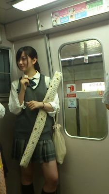 bite:  大阪の電車内で盗撮されて逆さ撮りでパンツ晒されてるこのJKが可愛いすぎるｗｗｗ - みんくちゃんねる