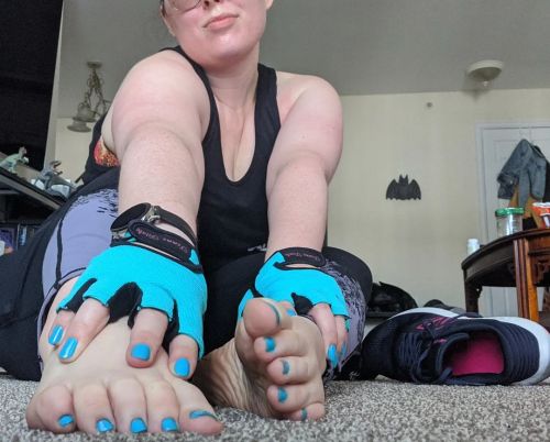 New lifting gloves come with that lovely leather smell.. . #stinkyfeet #toes #feet #fitnessfetish 