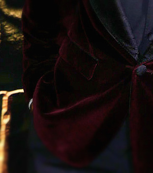 thebritishteapot:  thescienceofjohnlock:  iresearchedyou:  suit details from dos