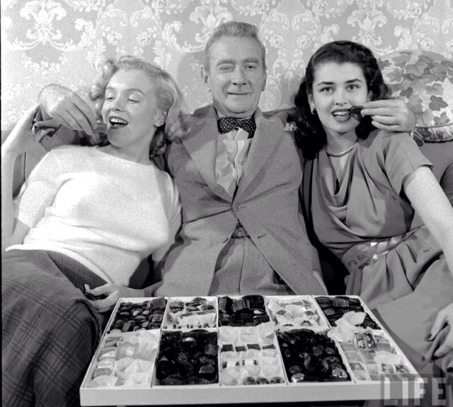 loutigergirl99:  Marilyn Monroe, Laurette Lueza and Clifton Webb on the set of Sitting