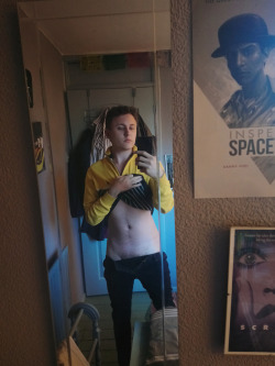 yourlocalbottom:  Haircut + new outfit [ft. twink ass]