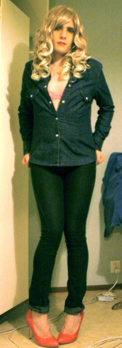 pamwow-me:  ninacrossdresser:  This is how i look like in jeans…   Yes she has