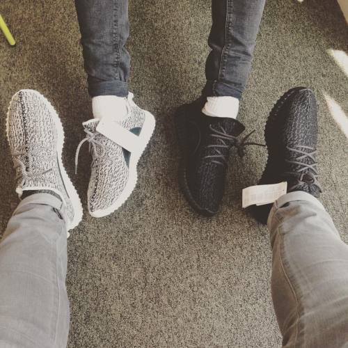 Stunting #yeezys #yeezyboost #yeezyboost350 #kanyewest #pirateblack #turtle #ooowheeee