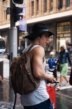 meninthistown:  Floppy brim. Similar look: