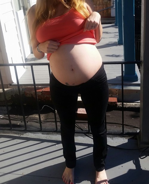 21 years old, 21 weeks with twins!WHOA&hellip; twins!! Love your bump. Congrats and can&rsq