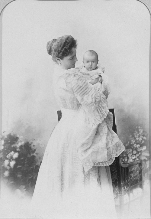 Tsaritsa Alexandra Feodorovna and Grand Duchess Anastasia Nikolaevna, 1901. Photo from : Tsaritsa Al