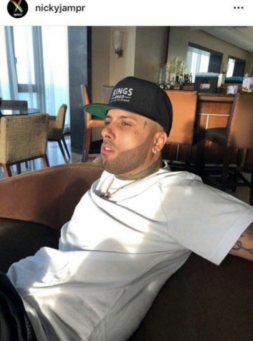 miislabonitapuertorico:  Nicky Jam inbox instagram  Pero mirando bien las (X) arriba no son las mismas ,😂😂 charros