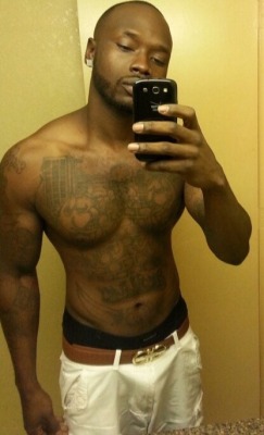 seeker310:  brownboylove:  prissychrys:  Ken  B.B.L.   GREAT muscles!!Kings!!Hot!!  Follow my Bros blogs  Reblog  Mmm he is sexy