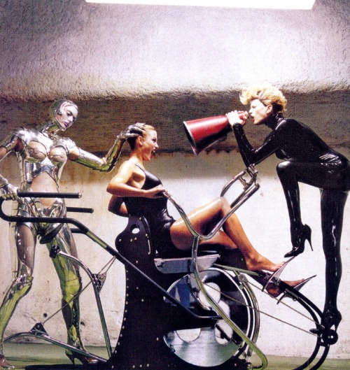 lelaid:Nadja Auermann &amp; Kristen McMenamy by Helmut Newton for Vogue, November 1995