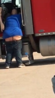 hi-vizballer:  Freeballing Truckers Arse Crack