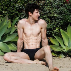 elispiritweaver:  Hot Dudes: http://elispiritweaver.tumblr.com