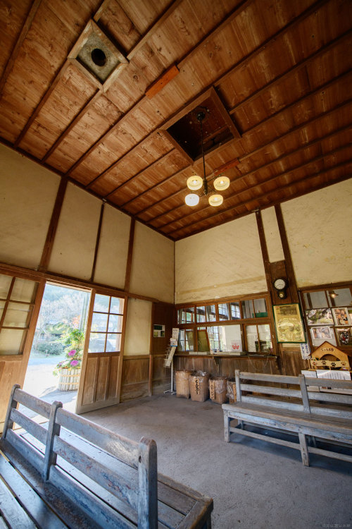 かつて嘉例川観光大使「にゃん太郎」がいた駅。ここは、鹿児島県内最古の木造駅舎ＪＲ嘉例川駅（かれいがわえき）。 「にゃん太郎」 は死んでしまったが、駅にははやとの風に似た黒猫が佇んでいた。 Please