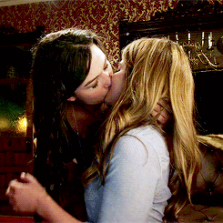 lauraholliis:  2x01 Alternate Kisses 