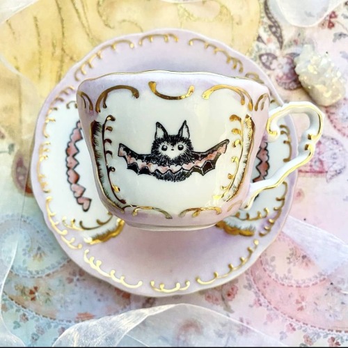Please enjoy this lovely batty teacup by @catmallardart  . . . . . #witch #wiccan #pagan #bruja #bru