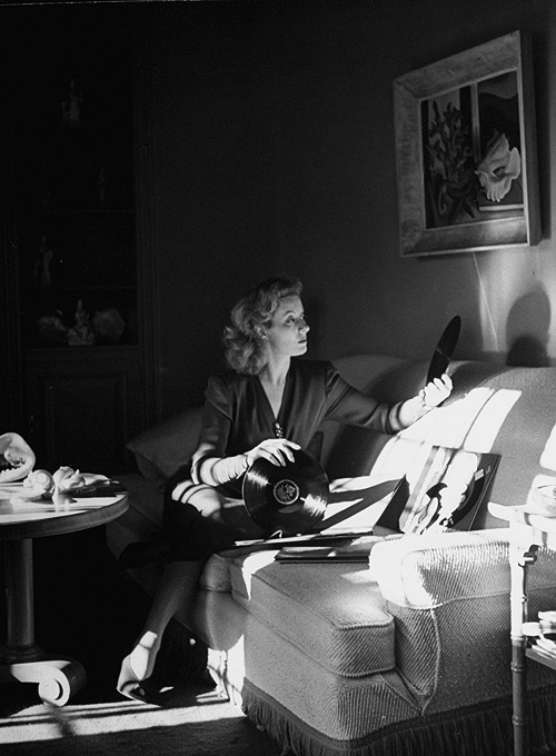sharontates:   Greer Garson sits her living room at home in Los Angeles’ exclusive