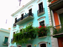 shutterinacompass:  balconies and blue 