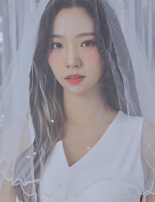 yeoreum universe photoshoot: light silver