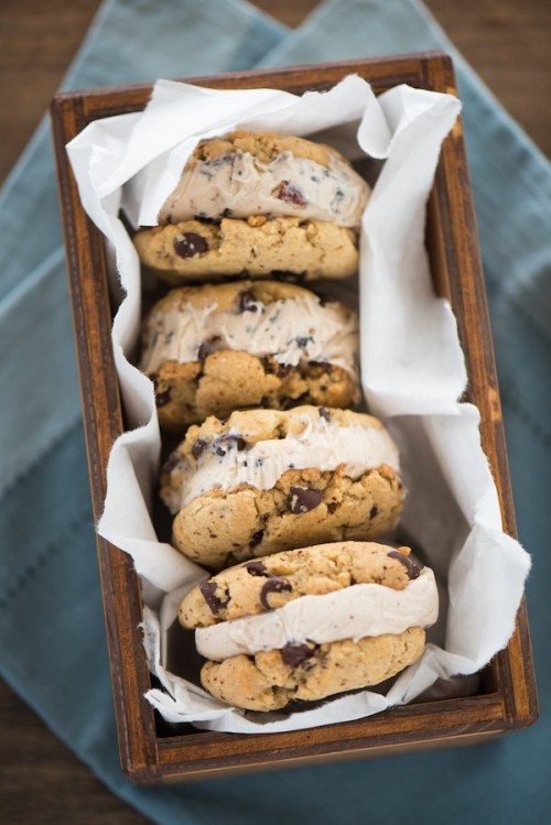 dietkiller:  Hazelnut Chocolate Chip Gelato Sandwiches 