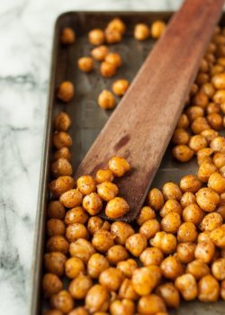 foodffs:  How To Make Crispy Roasted Chickpeas