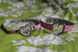 bdsmgeekshop:Comparison of the two strap sizes of the Heart Shaped Chokers