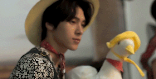 wkhs:hendery and his pet duck 