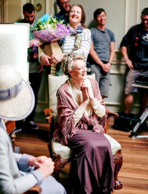 dontbesodroopy:  Maggie Smith wraps her last scene on Downton Abbey. How did the cast and crew comme