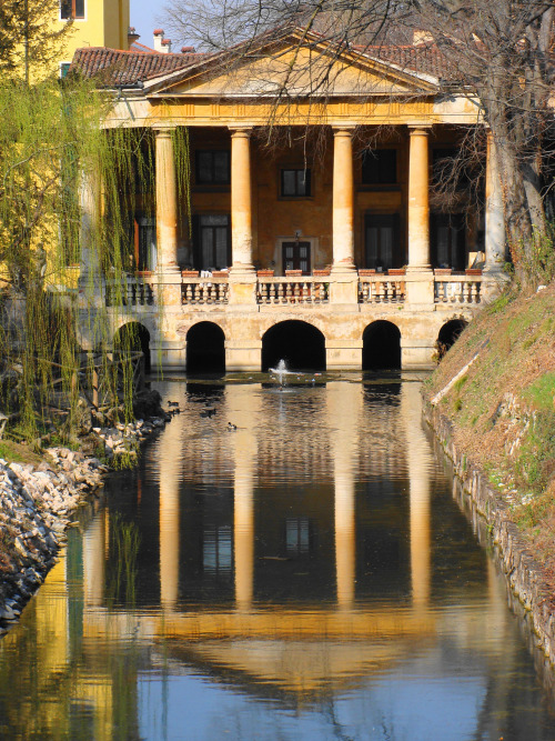 Riflessi palladiani - Palladian Reflections da CRISTINATramite Flickr:La Loggia Valmarana sulla S