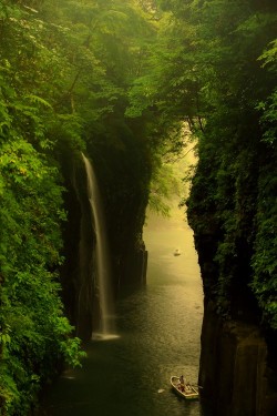 wonderous-world:  Takachiho Gorge by Hirotomo